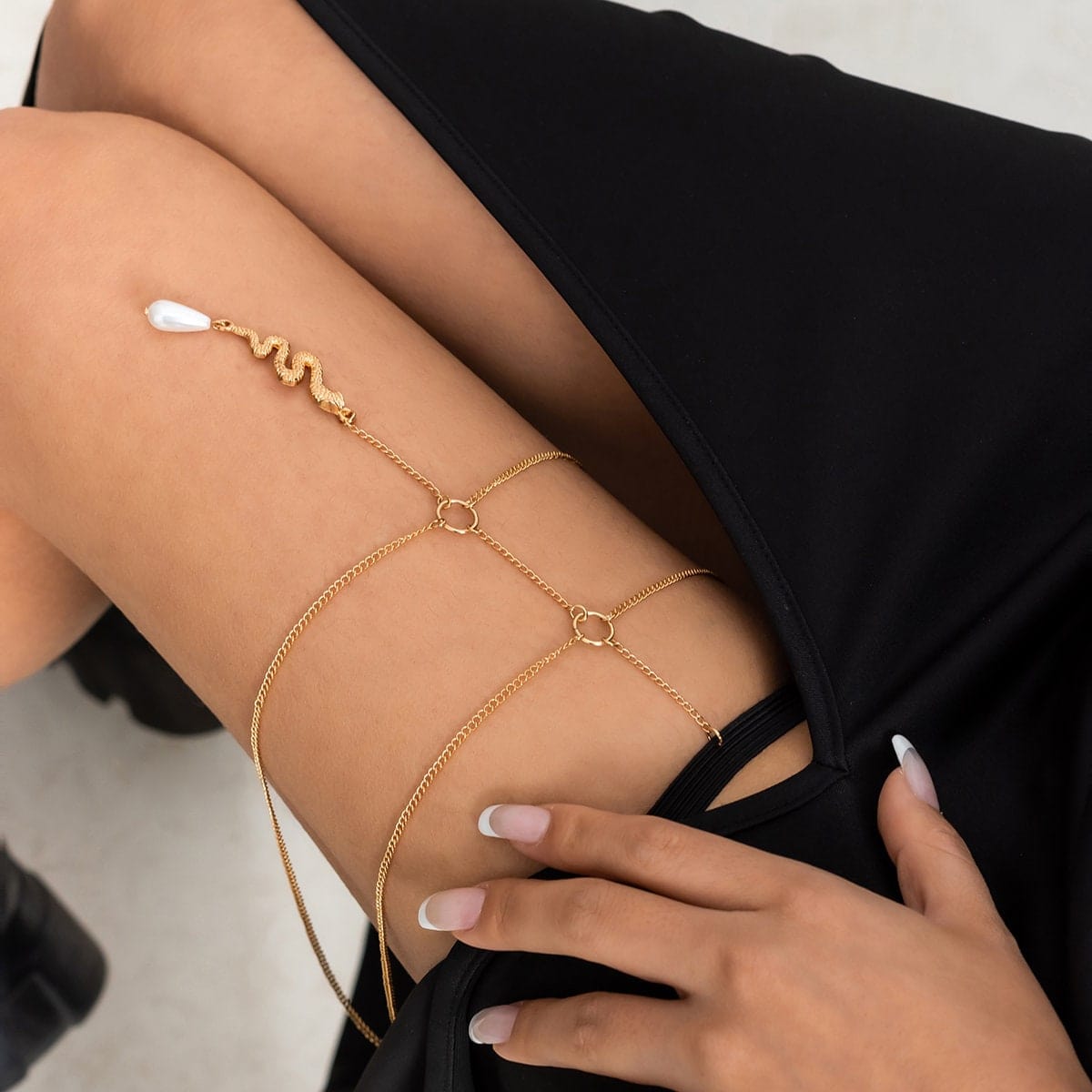 Bohemian Layered Snake Pearl Charm Elastic Thigh Leg Chain